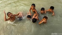 Sejumlah anak asyik berenang di Sungai Cipamingkis, Cibarusah, Jawa Barat.