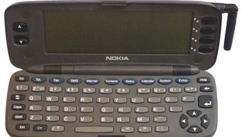 Layar di bagian dalam mengusung LCD greyscale dengan resolusi 640 x 200 pixels pada bentang 115 mm x 35 mm. (Foto: computinghistory.org.uk)