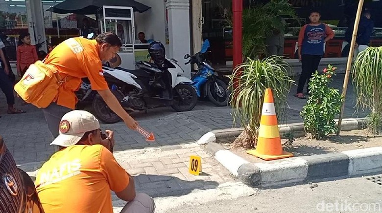 Polisi Bawa Rekaman CCTV Toko Emas yang Dirampok Terduga Teroris Polisi Bawa Rekaman CCTV Toko Emas yang Dirampok Terduga Teroris