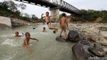 Potret Keceriaan Anak-anak Berenang di Sungai Cipamingkis