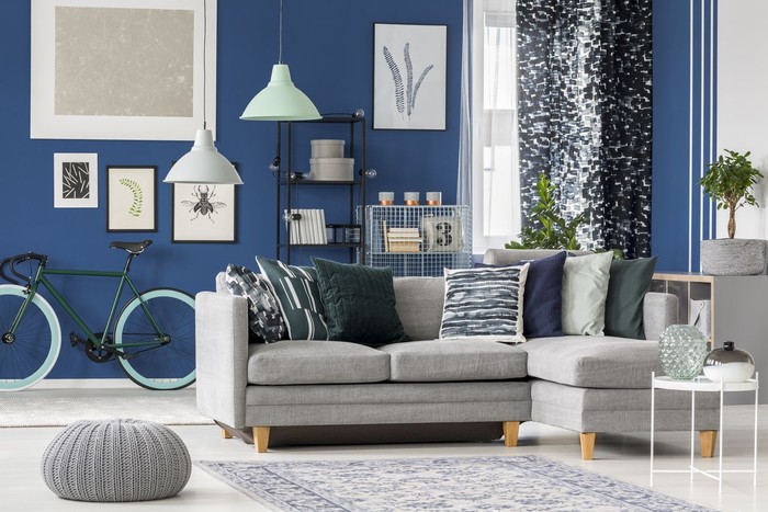 Ide Cat Tembok Interior Rumah Cozy cushions and stylish textiles in a sunny, feminine living room interior with a pink, velvet sofa and a macrame on a white wall