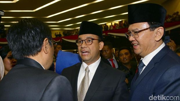Momen Anies-Ahok-Djarot di sela Rapat Paripurna DPRD DKI Jakarta