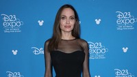 Jolie tampil sangat seksi dengan dress hitam berbelahan tinggi. Dok. The Walt Disney Company/Image Group LA