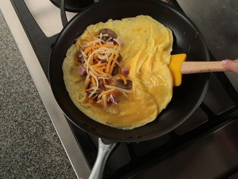 Cukup 10 Menit Bikin Omelet Isi yang Gurih Enak