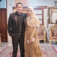 Dress cokelat dengan detail draperi jadi pilihan Alyssa Soebandono yang hadir di resepsi Roger Danuarta dan Cut Meyriska bersama suaminya Dude Herlino. Dress rancangan Khanaan itu dipadukannya dengan jilbab syari berwarna senada. Foto: Instagram
