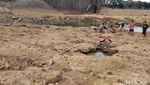 Penampakan Dasar Sungai Citanduy yang Mengering