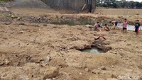 Selain itu dasar sungai yang membelah wilayah Kota Banjar ini juga dimanfaatkan oleh anak-anak untuk bermain dan berenang.