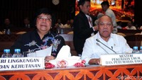 Menteri Pekerjaan Umum dan Perumahan Rakyat Basuki Hadimuljono  dan Menteri Lingkungan Hidup dan Kehutanan Siti Nurbaya mengikuti rapat rapat kerja dengan Komisi V DPR RI di Kompleks Parlemen Senayan, Jakarta, Senin (26/8/2019).