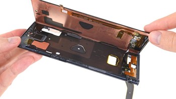 Membuka bagian layar. Foto: ifixit