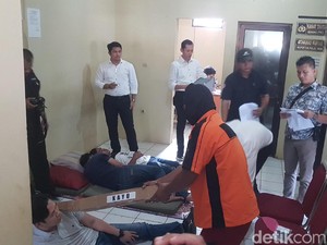 Samin Peragakan Detik-detik Pembunuhan Sekeluarga di Serang