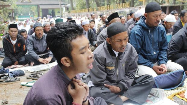 Sebulan Tak Bisa Jualan, Pedagang Salat Istigasah di Tangkuban Perahu