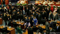 Para anggota DPRD DKI Jakarta periode 2019-2024 saling mengucapkan selamat.