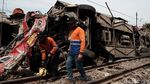 Bus Karyawan Ringsek Ditabrak Kereta di Karawang