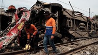 Bus Agra Mas yang mengangkut buruh pabrik terseret hingga ringsek.