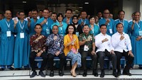 Para calon pimpinan KPK sempat foto bersama Ketua Pansel Capim KPK Yanti Garnasih dan Kepala RSPAD Gatot Soebroto Mayjen Dokter Terawan Agus Putranto di lobi RSPAD Gatot Soebroto sebelum menjalani tes kesehatan.