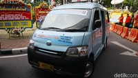Angkot yang ditumpangi anggota DPRD DKI 2019-2024 dari Fraksi PAN itu bernomor 34. Bagian depan dan belakang mikrolet tampak ditempeli stiker dengan tulisan Jurusan dari F-PAN untuk rakyat, serta 9 anggota DPRD F-PAN, pro rakyat, pro umat, pro milenial,.