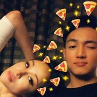 Ini adalah pertama kali Elva mengumumkan tentang kekasih barunya, pria berusia 24 tahun dengan berbagi serangkaian foto mesra. Love is we were together, begitu keterangan yang ditulis Elva.Foto: Facebook