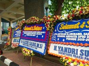 Karangan Bunga untuk Prasetio Edi dan Anak Haji Lulung Penuhi Halaman DPRD