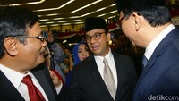 Anies menyapa Ahok dan Djarot setelah memberikan sambutan di Gedung DPRD DKI Jakarta, Jalan Kebon Sirih, Jakarta Pusat, Senin (26/8/2019). Ketiganya saling bersalaman.