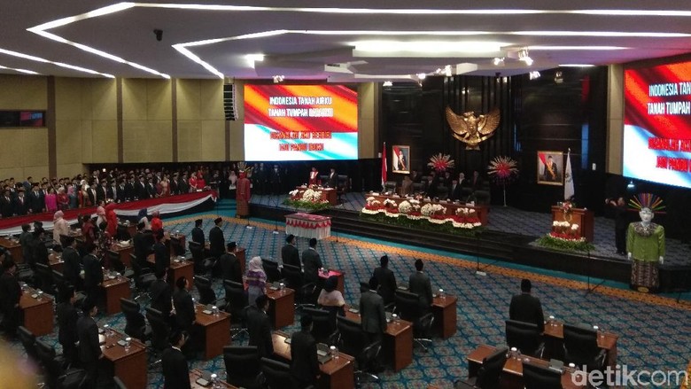 Ketua DPRD DKI Sapa Anies dan Ahok di Pelantikan, Hadirin Tepuk Tangan Ketua DPRD DKI Sapa Anies dan Ahok di Pelantikan, Hadirin Tepuk Tangan