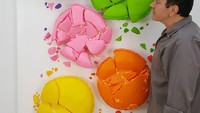 Hiasan dinding berbentuk macaron remuk ini jadi salah satu karya kebanggaan Anton. Meski tampak hancur, macaron warna-warni ini tetap terlihat bagus. Foto: instagram @peter_anton