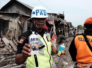 3 Pria Diamankan Saat Samarkan Logo Bus yang Tertabrak Kereta
