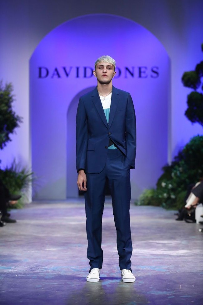 Anwar Hadid  bergabung dengan agensi model profesional sejak 2016. Namun sudah sejak 2015, ia eksis mengisi laman editorial majalah mode seperti Nylon sampai Teen Vogue. Model baru ini bahkan sempat didapuk menjadi wajah Hugo Boss Menswear. Foto: Getty Images