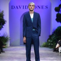 Anwar Hadid  bergabung dengan agensi model profesional sejak 2016. Namun sudah sejak 2015, ia eksis mengisi laman editorial majalah mode seperti Nylon sampai Teen Vogue. Model baru ini bahkan sempat didapuk menjadi wajah Hugo Boss Menswear. Foto: Getty Images