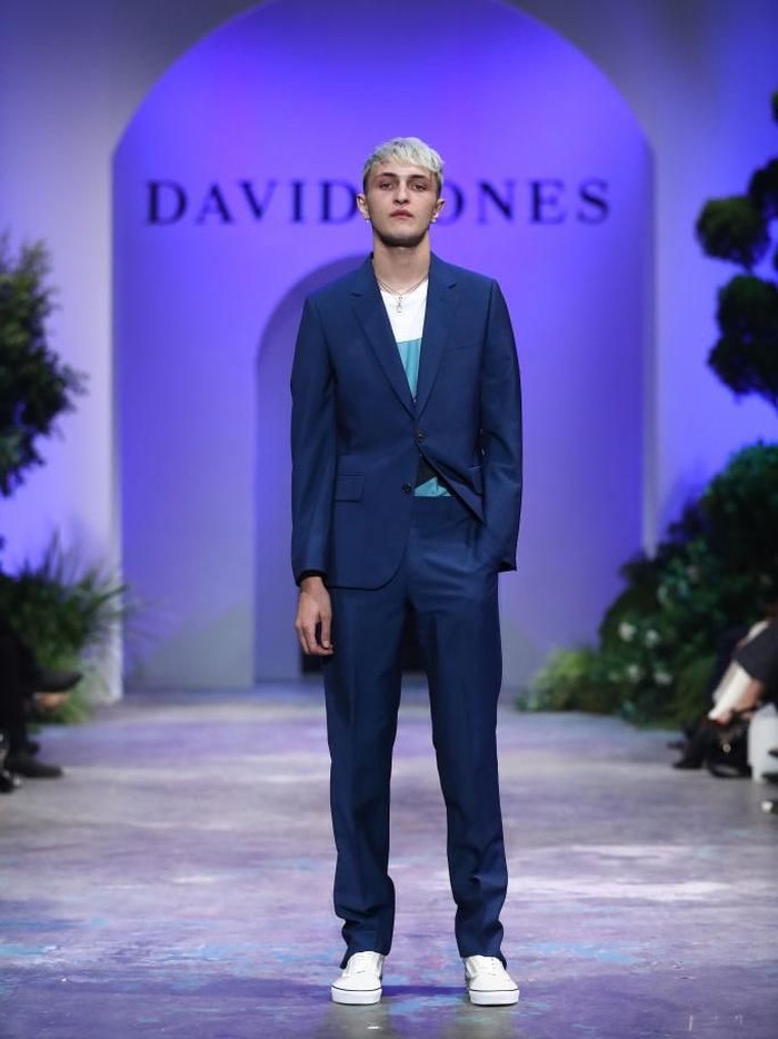 NEW YORK, NY - OCTOBER 08:  (L-R) Gigi Hadid, Anwar Hadid and Bella Hadid attend the Global Lyme Alliance 