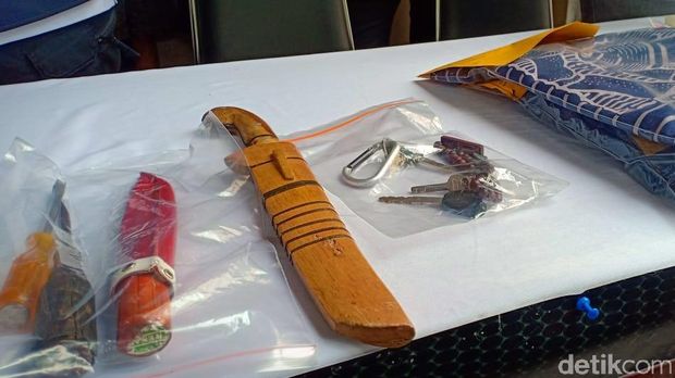 Barang bukti yang dipakai pelaku untuk mengancam dan menganiaya korban
