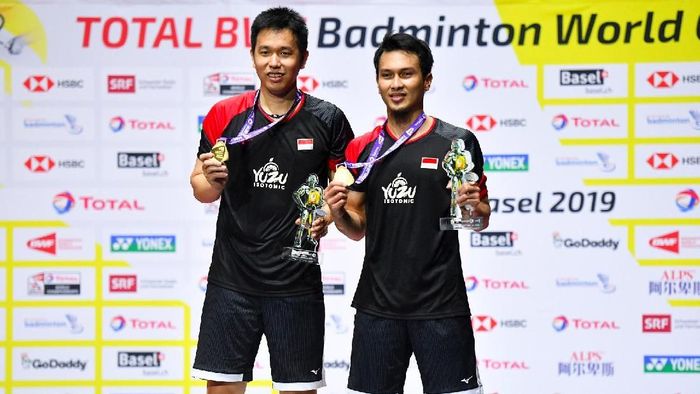 Hendra Setiawan meraih gelar Juara Dunia di hari ulang tahun ke-35 (ANTARA FOTO/Hafidz Mubarak A) Hendra Setiawan meraih gelar Juara Dunia di hari ulang tahun ke-35 (ANTARA FOTO/Hafidz Mubarak A)