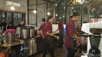 Pada bagian depan terdapat coffee shop. Ruangan ini bisa dipakai untuk bersantai sambil menyeruput kopi. (Tasya/detikcom)