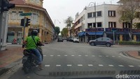 Sulit menemui pengguna motor pribadi di sini, kalaupun ada motor tersebut kebanyakan untuk kendaraan operasional jasa antar, seperti GrabFood.