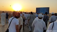 Mereka yang dimakamkan di sini antara lain ada Usman bin Affan yang merupakan khalifah ketiga, para istri Nabi -- kecuali Siti Khadijah dan Maimunah -- lalu putra dan putri Nabi itu juga dimakamkan di Baqi serta 10 ribu orang sahabat Nabi.
