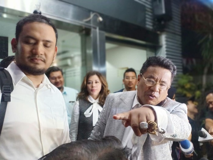 Hotman Paris usai diperiksa di Polda Metro Jaya