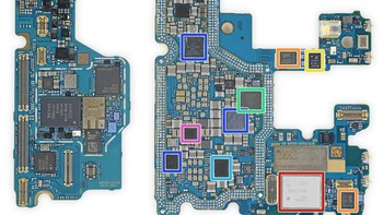 Di sebelah kanan adalah radio LTE Qualcomm (oranye), decoder audio Qualcomm (hijau), IC manajemen daya untuk modem X50 terintegrasi (PMIC, biru muda), PM8150 Qualcomm, PM8150C, dan PM8005 (mungkin PMIC, biru tua). Foto: ifixit