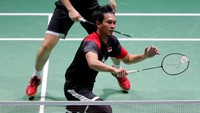 Hendra/Ahsan mengalahkan Takuro Hoki/Yugo Kobayashi dengan skor 25-23, 9-21, dan 21-15 dalam waktu sekitar 65 menit. Reuters/Vincent Kessler.