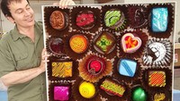 Sekotak cokelat praline dibuat dengan sangat detail. Biasanya Anton menggunakan bahan padat seperti semen untuk membuat aneka makanan ini.  Foto: instagram @peter_anton