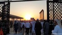Rombongan jemaah datang usai salat Subuh. Tepat dimana ketika matahari sejengkal jari dari atas kepala lantaran baru terbit.