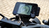 Kesan modern ini terus berlanjut ke area panel instrumen Leoncino 250 yang sudah memakai layar digital.