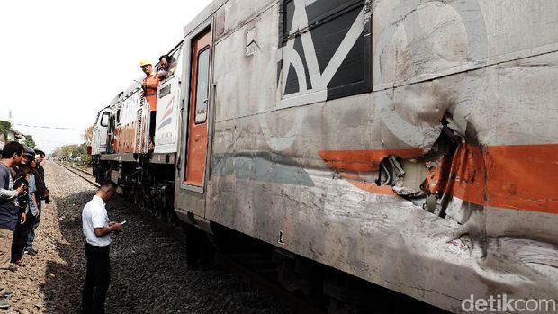 Bus Angkutan Buruh Pabrik Ringsek Ditabrak Kereta Api di Karawang
