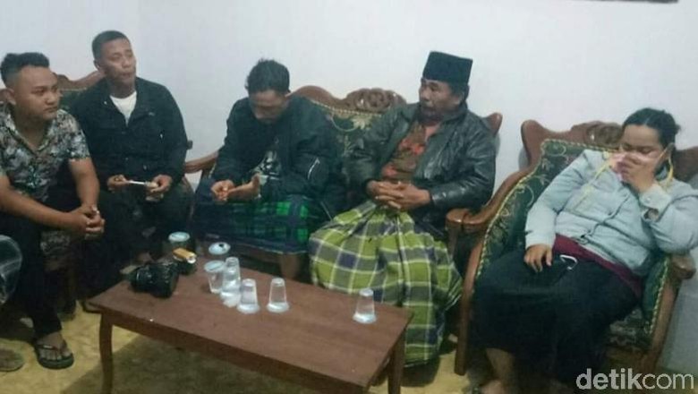 Anggota Polisi dan Bidan Desa Digerebek Saat Berduaan Anggota Polisi dan Bidan Desa Digerebek Saat Berduaan