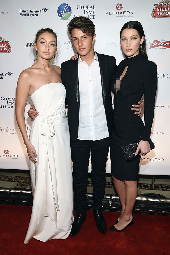 Anwar Hadid merupakan anak ketiga dari pasangan Mohamed Hadid dan Yolanda Hadid. Seperti dua kakaknya, Anwar diketahui beragama muslim seperti ayah mereka yang berasal dari Palestina. Namun baru-baru ini beredar foto Anwar dibaptis oleh seorang pendeta di sebuah pantai di Malibu. Foto: Getty Images