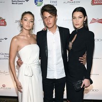 Anwar Hadid merupakan anak ketiga dari pasangan Mohamed Hadid dan Yolanda Hadid. Seperti dua kakaknya, Anwar diketahui beragama muslim seperti ayah mereka yang berasal dari Palestina. Namun baru-baru ini beredar foto Anwar dibaptis oleh seorang pendeta di sebuah pantai di Malibu. Foto: Getty Images