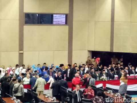 Ahok di pelantikan anggota DPRD DKI