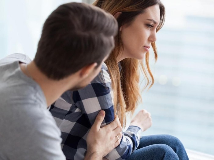 ilustrasi pasangan marah Loving husband comfort upset offended wife, caressing and hugging her from behind, caring man make peace and reconcile with lover, show support, couple in fight overcome family problems together