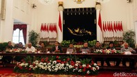 Turut mendampingi, Wakil Presiden Jusuf Kalla (JK), Menteri PPN/Kepala Bappenas Bambang Brodjonegoro, Menteri PUPR Basuki Hadimuljono, Menteri LHK Siti Nurbaya, Menteri ATR Sofyan Djalil, Gubernur DKI Jakarta Anies Baswedan, dan Gubernur Kaltim Isran Noor.
