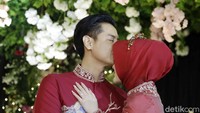 Roger mencium mesra kening istri sahnya itu di depan awak media. Pool/Ismail/detikFoto.