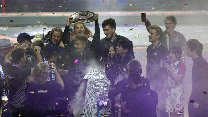 Tim OG berhasil juarai turnamen TI9 Dota 2 setelah menundukan tim Liquid 3-1. Foto: Hu Chengwei/Getty Images Tim OG berhasil juarai turnamen TI9 Dota 2 setelah menundukan tim Liquid 3-1. Foto: Hu Chengwei/Getty Images