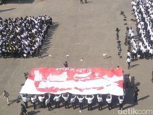 Maba Unitomo Diajak Tolak Sampah Plastik dan Perkuat Kebinekaan